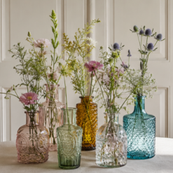 Assorterede farvede glasvaser i pastelnuancer til bryllup, fest, konfirmation og event.